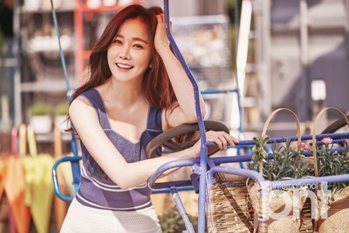 组图:金旼序拍时尚写真 阳光下绽放花样笑容