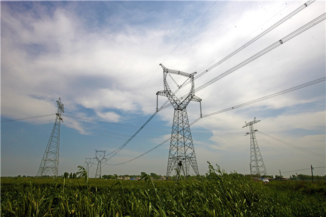 工程(河南段)跨越南阳—荆门1000千伏交流特高压线路施工现场机声隆隆