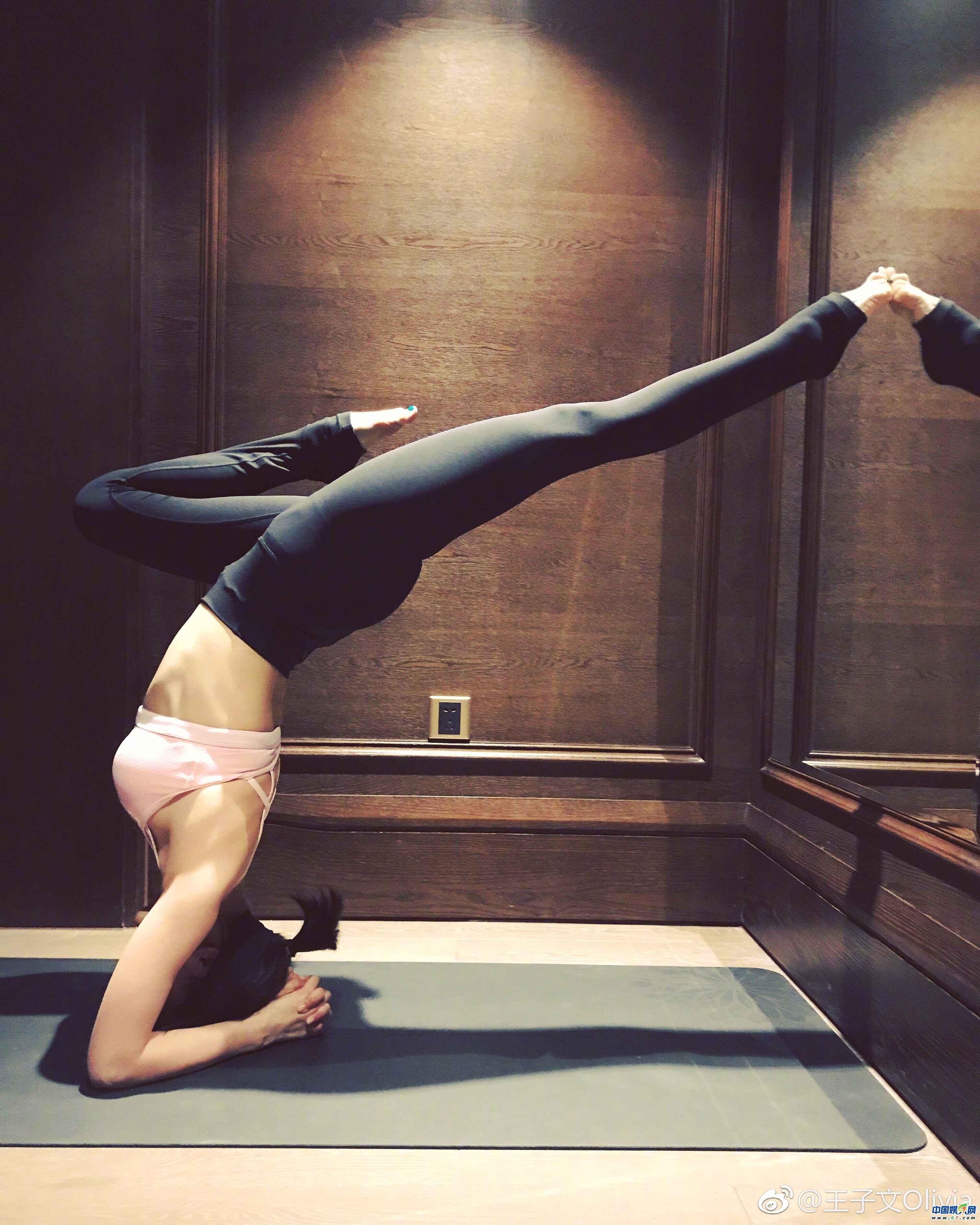 王子文花式瑜伽引发模仿热潮 日常"怼粉"传递健康正能量