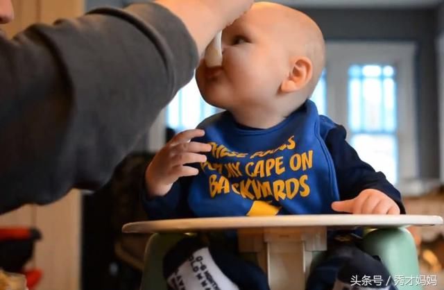 妈妈第一次喂宝宝吃辅食,吃了一口后,宝宝的反