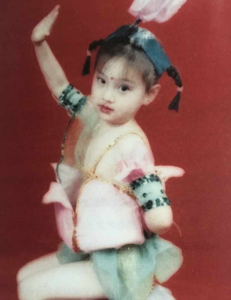 郑爽小时候长这样!从小能歌善舞还和宋丹丹合过影