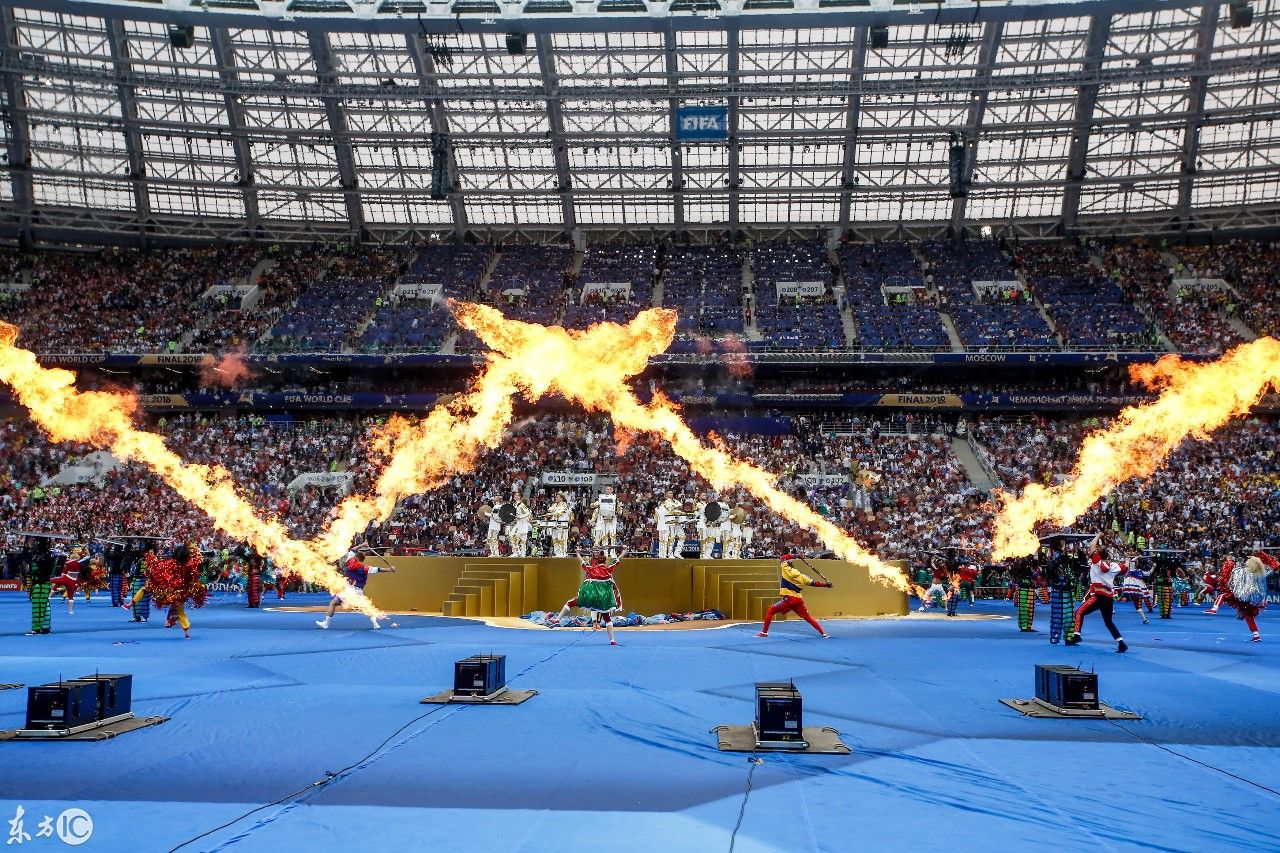 世界杯闹笑话,决赛闯进三个球迷!网友:白斩鸡这