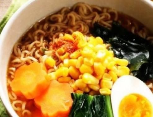 闺蜜说穷的天天吃泡面,看到她发的朋友圈,我受