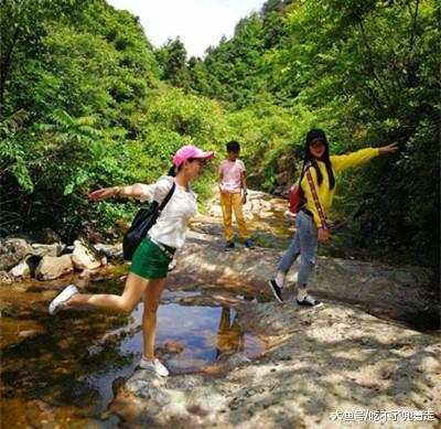 女子水中表演一字马劈叉, 不料弄得裤子全湿, 路