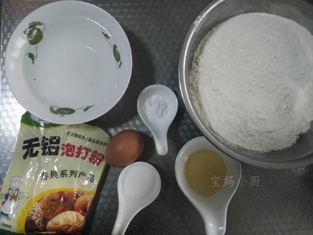 小麥粉(標準粉) 250克,高筋麵粉 250克,水 280克,雞蛋 1個,無鋁泡打粉