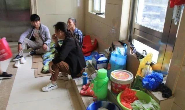 六盘水的好心人们。救救这对可怜的母子吧!