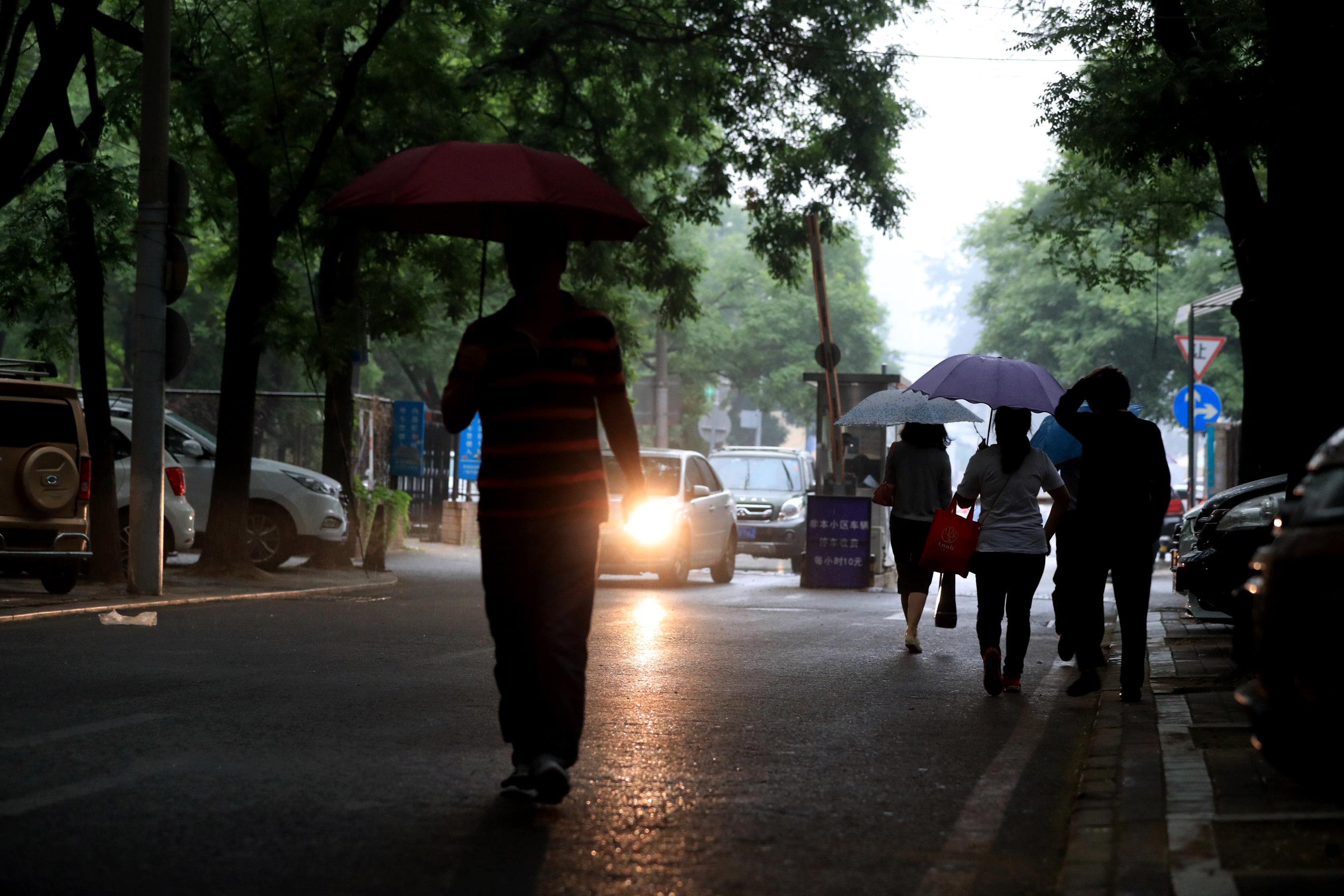 北京:明显雷雨预计持续到晚8时,明天仍有大风_北京时间