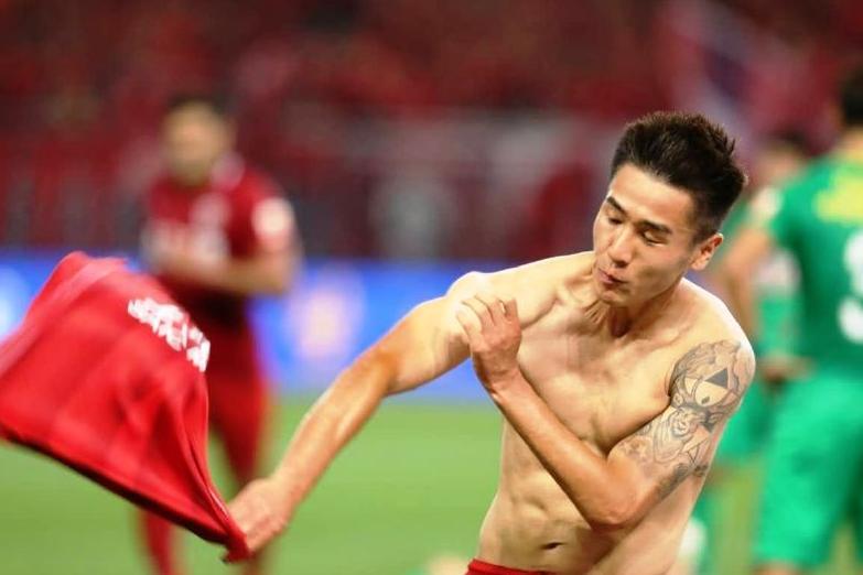 山东鲁能叛徒韦世豪为何从主力沦为替补?网友