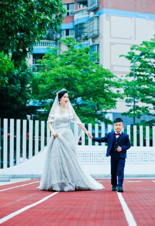 "母子婚纱照"太扎心 网友:你是我的孩子该多好!