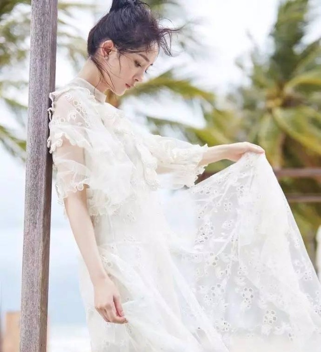 巴掌脸36D胸A4腰2米大长腿,杨幂全都有?