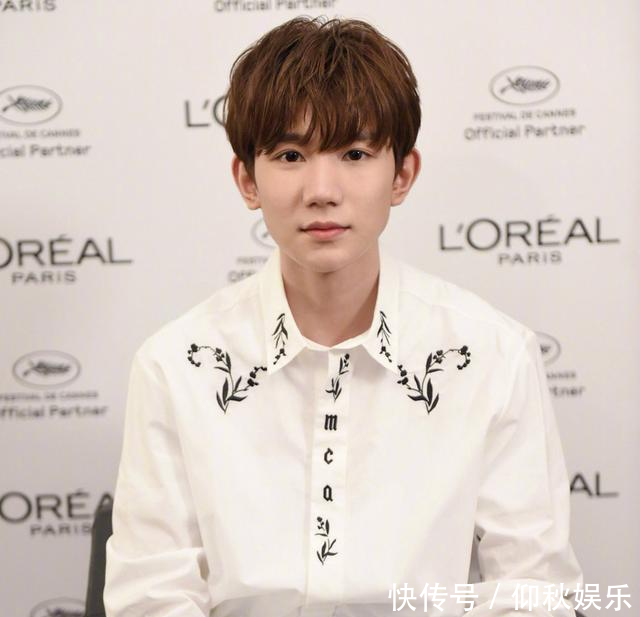 王源戛纳电影节走红毯时踩到奚梦瑶礼服,采访