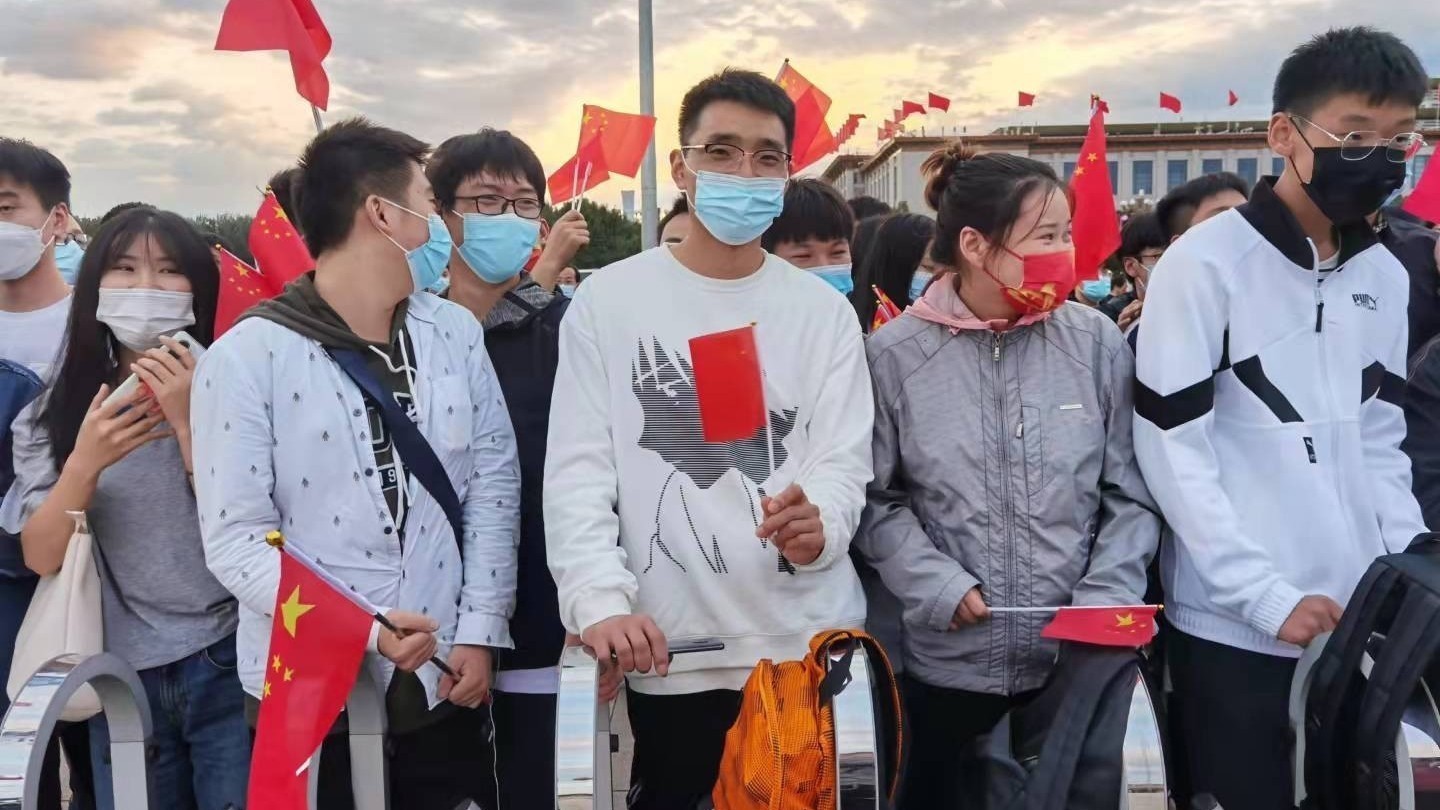 天安门广场今晨举行升旗仪式 13万名群众同祝祖国生日快乐 天安门广场今晨举行升旗仪式 13万名群众同祝祖国生日快乐