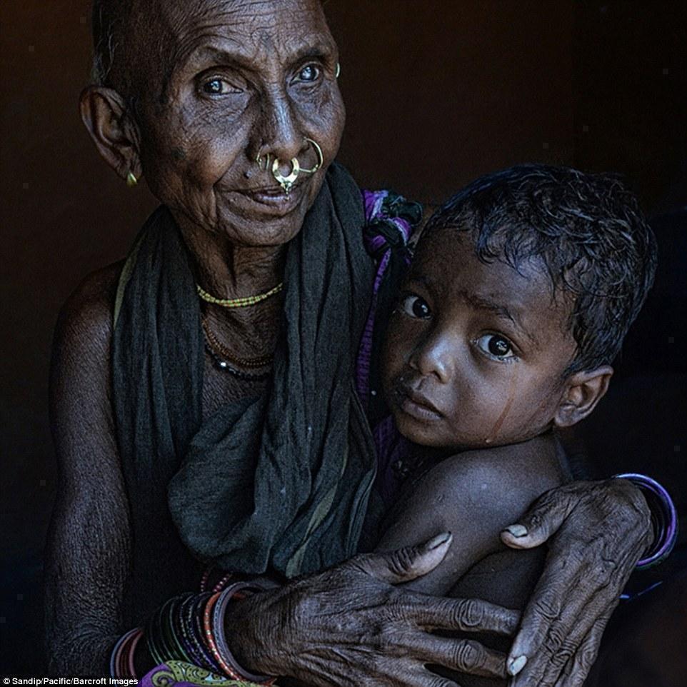 这个部落的人视自然为生命 女人鼻子上都带着鼻环 这个部落的人视自然为生命 女人鼻子上都带着鼻环