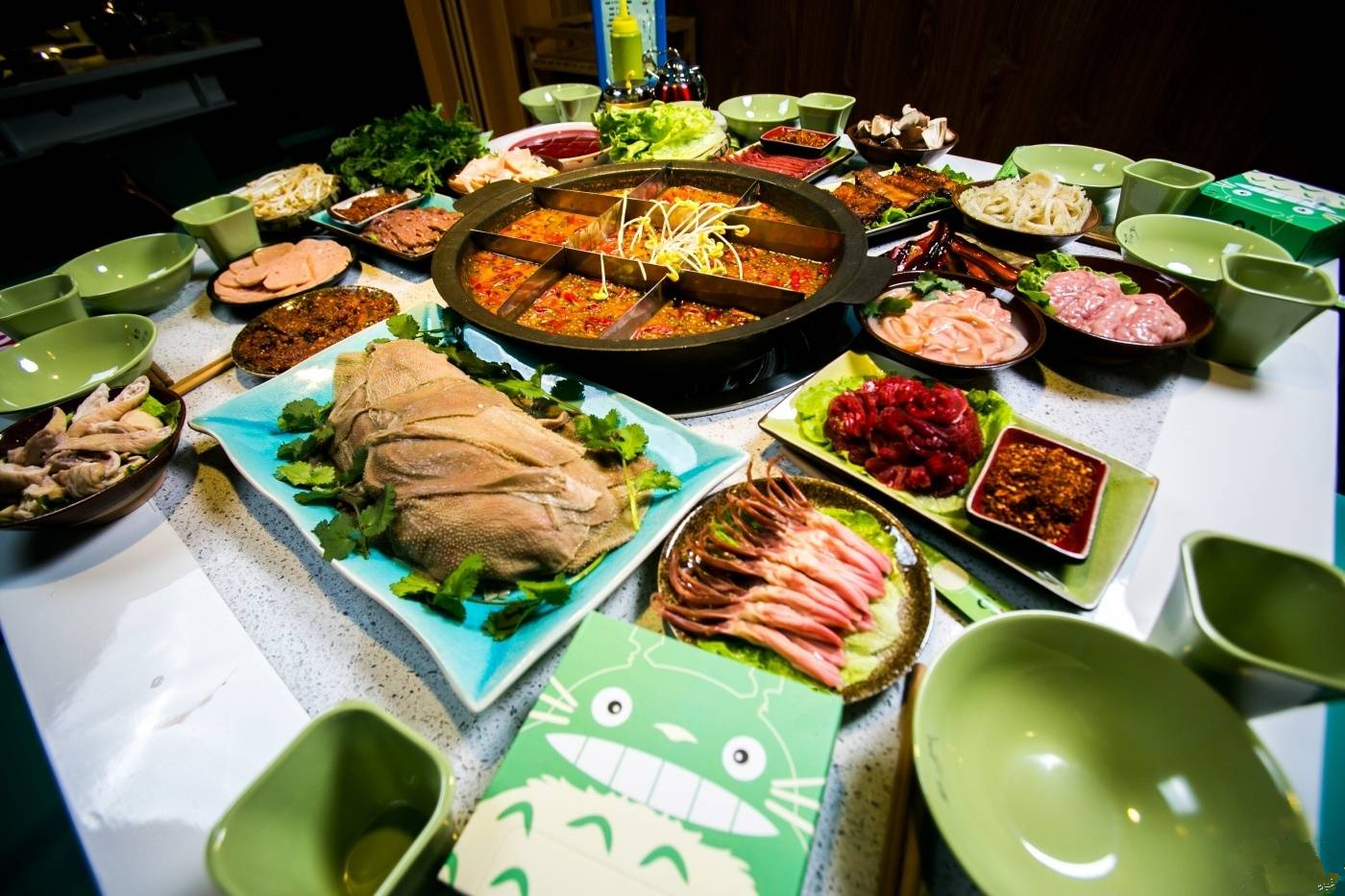 2、成都：成都风味独特、品类繁多的小吃，与其肴馔一样脍炙人口。从各色小面到抄手、饺子，从腌卤到凉拌冷食，从锅煎蜜饯到糕点汤元，从蒸煮烘烤到油酥油炸，琳琅满目，各味俱全，种类不下200种。成都的大街小巷，到处都能看到小吃店。