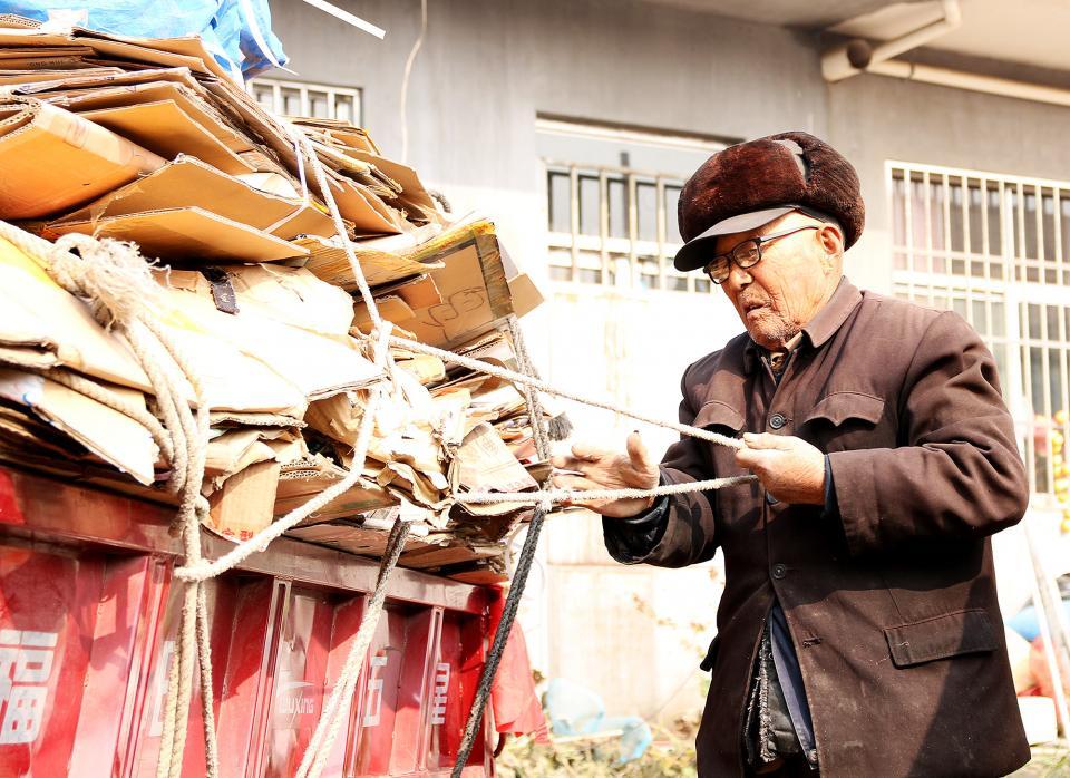 许多人不敢想象,96岁高龄的他,年收废品100万斤
