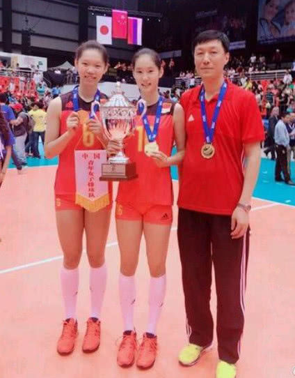 女排新希望!20岁年轻二传斩获亚军,颜值出众未