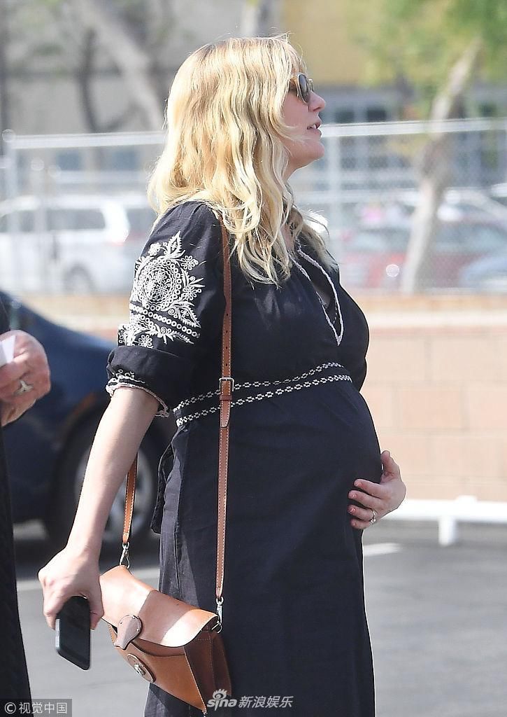 蜘蛛女克尔斯滕邓斯特产期将近 手托孕肚走路