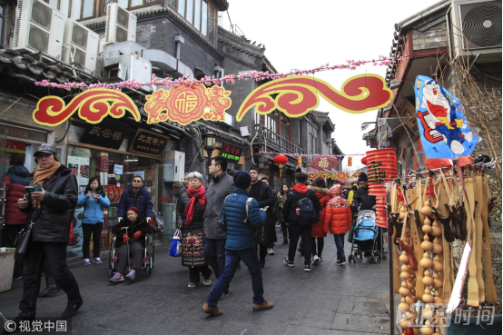 冬天滑冰夏天游泳 什刹海小哥教你北京打招呼style 冬天滑冰夏天游泳 什刹海小哥教你北京打招呼style