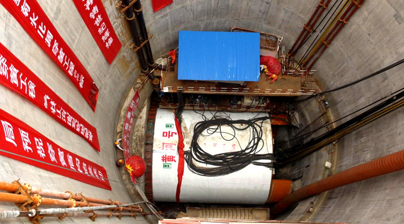 30日,“水到渠成共发展”网络主题调研采访活动走进河南郑州,实地探访了中华民族两条母亲河的交汇处、南水北调中线工程的咽喉——“穿黄工程”。