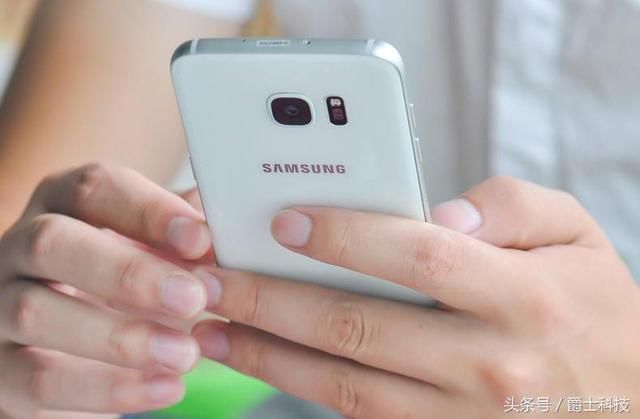 三星Galaxy S10+配5个摄像头