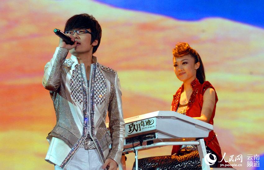 云南罗平油菜花节群星演唱会举行 玖月奇迹等