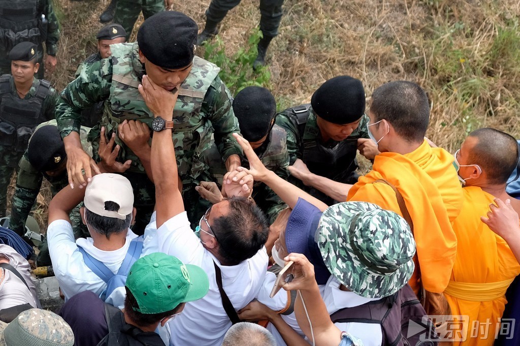 泰国僧人组"人墙"与警察对峙 双手合十