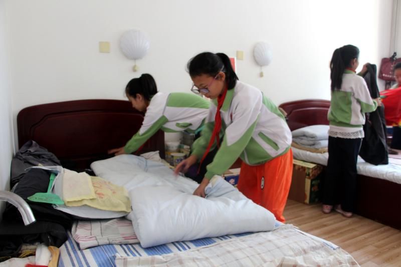 米脂县官庄中心小学到敬老院进行关爱老人、