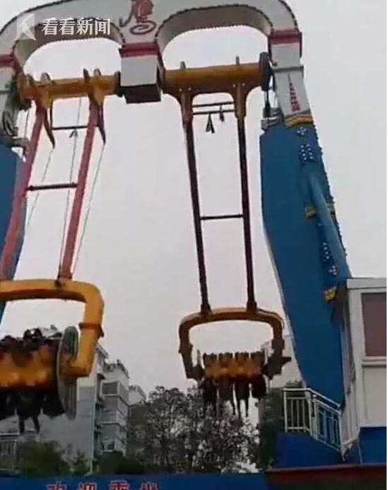 22日9时30分，雨后的许昌刮着大风，昔日热闹的西湖公园显得格外冷清。大河报·大河客户端记者来到位于公园东南部的事发现场，看到几名公园工作人员正在飞鹰游乐设施前扯拉警戒线。一名工作人员说，昨天这里出事了，得保护好现场。飞鹰游乐设施是一种门字形状的大型游乐设施，高约20米，框架内有2只大摆臂，每只摆臂上面有8个座位，这些座位通过轴承可以360度旋转。一位目击者说，当时设备上面有4个人在乘坐游玩，其中一名男子在游玩中从高空坠落，砸坏了底部的不锈钢护栏和铁皮后，摔在地上，嘴里有少量鲜血流出，120急救车随后赶到将坠落的该男子抬上救护车。

据魏都区安监局上报许昌市安监局的一份报告显示，4月21日，许昌市西湖公园游乐场发生一起特种设备事故。经初步调查，一人在游玩飞鹰游乐设施时，因安全锁扣脱落，致使该人高处坠落，经医院抢救无效死亡。

事故发生后，魏都公安分局及时介入开展工作。21日晚，经营飞鹰游乐设施的2名责任人，被警方刑拘。警方透露，死者为男性，23岁，老家在周口市，当时来许昌找朋友游玩。