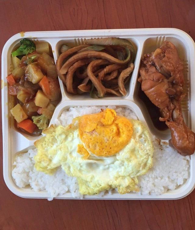 农民工食堂做的盒饭,5块钱一份都是硬菜,却没啥人来吃