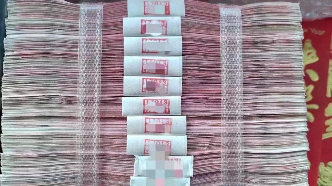 乘车拿错了包，10万元“救命钱”能找回来吗？