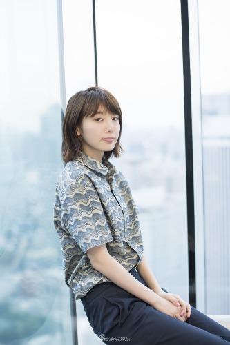 组图:日女星饭丰万理江剧照公开 笑容甜美气质出众