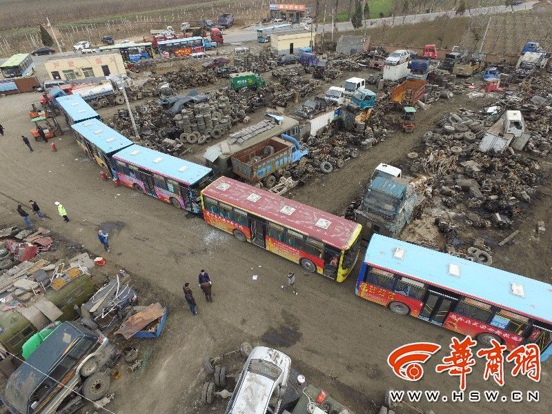 这场面!渭南20多辆临报废公交车被拆解