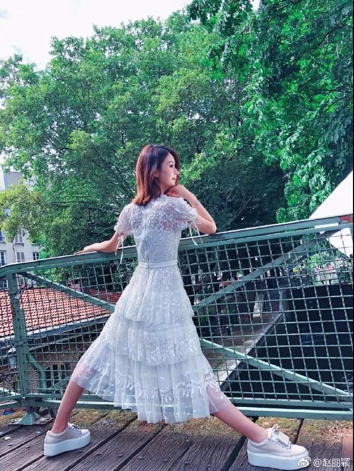 冯绍峰赵丽颖牵手逛街被拍 如此高调的两人终