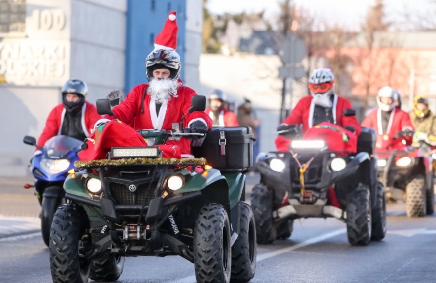 波兰格但斯克，许多圣诞老人骑着摩托车参加一年一度的盛大游行，游行队伍中有近2000名骑手，他们收集到的钱会捐给贫困儿童，用于购买圣诞礼物和温暖的食物。