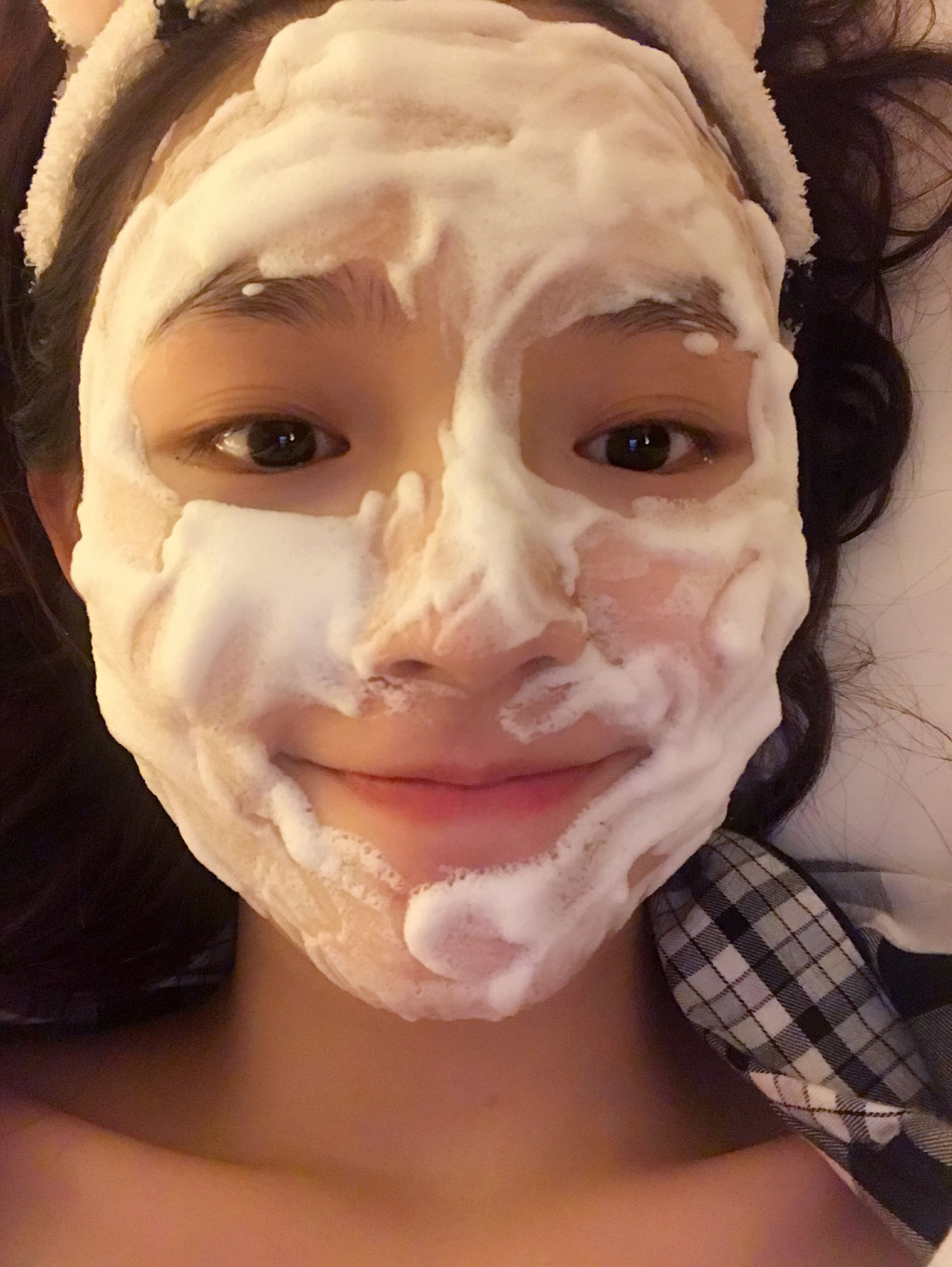 林允晒呆萌搞怪微笑照 世界微笑日传递正能量