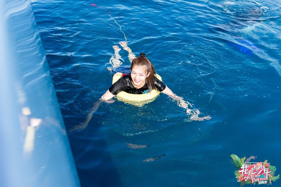 有点可爱!江疏影带游泳圈海中游泳 依旧白到发光