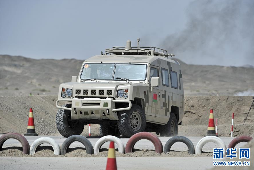 8月2日,参加“安全环境”核生化侦察组项目单车赛的白俄罗斯队员驾驶车辆驶出车辆掩体。