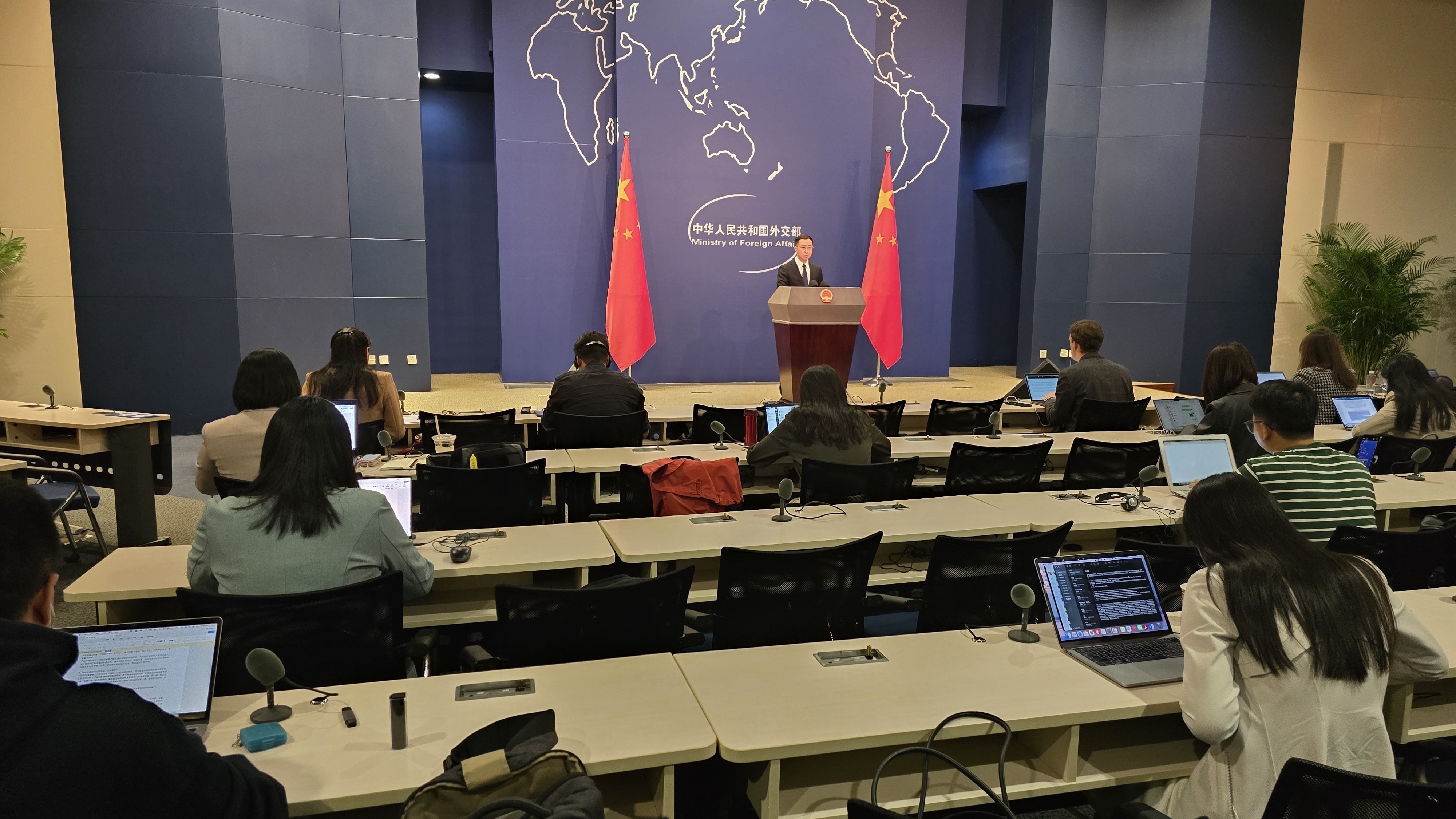 王毅与伊朗外长电话讨论了什么？外交部透露细节