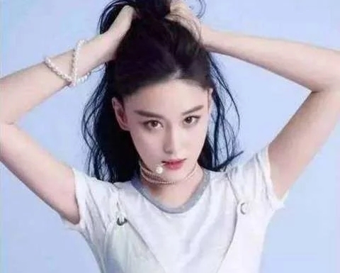 她出道至今换过9任男友 30岁如今依旧单身