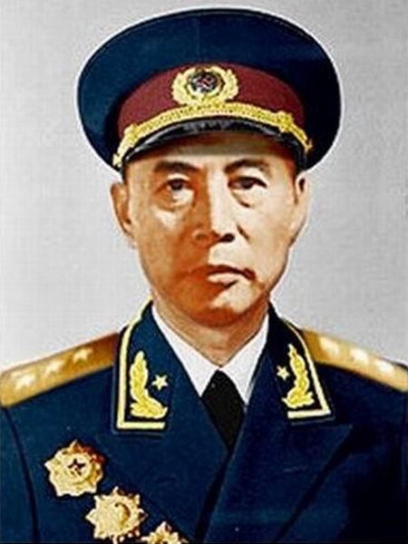 吕正操(1904-2009)辽宁海城县人
1937年5月，吕正操同志加入了中国共产党。抗日战争全面爆发后，吕正操同志率部奔赴抗战前线。解放战争时期，吕正操同志任中共中央东北局委员、西满分局常委，东北人民自治军第一副总司令员，西满（辽热）军区司令员，东北民主联军副总司令员，东北军区兼东北野战军副司令员。新中国成立后，吕正操同志任铁道部副部长、党组副书记兼铁道兵团副司令员。抗美援朝战争期间，他兼任中央军委军事运输司令员，负责铁路运输和抢修工作。抗美援朝战争结束后，吕正操同志兼任解放军总参谋部军事交通部部长。1955年被授予上将军衔。曾荣获一级独立自由勋章、一级解放勋章。1988年被授予中国人民解放军一级红星功勋荣誉章。来源：《中国共产党新闻网》