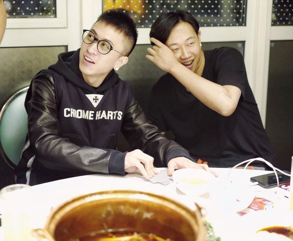 比王思聪有钱的富二代秦奋与员工聚餐,妥妥高