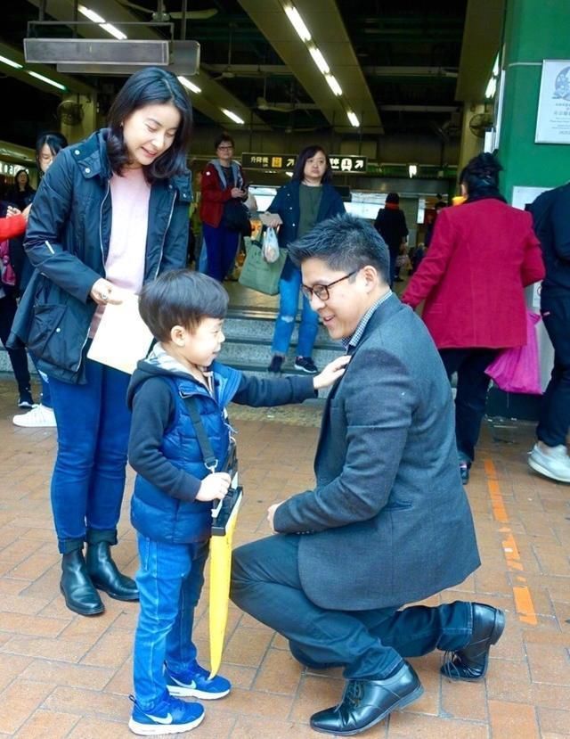 郭晶晶霍启刚带儿女度假,比老百姓出行还低调