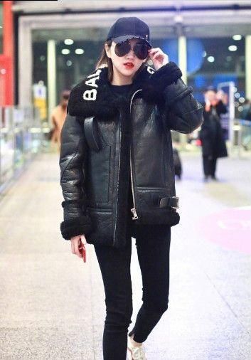 关晓彤与景甜同台献唱,网友:穿长裙子真吃亏!