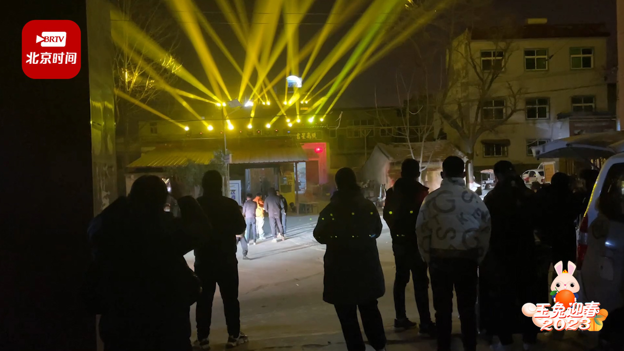 过年气氛组已到位！灯光师回老家连续2年搭建灯光秀：想给乡亲们带来更多欢乐！