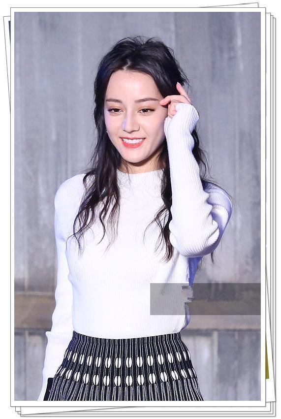 迪丽热巴现身活动,紧身毛衣超抢眼,但看到肚子