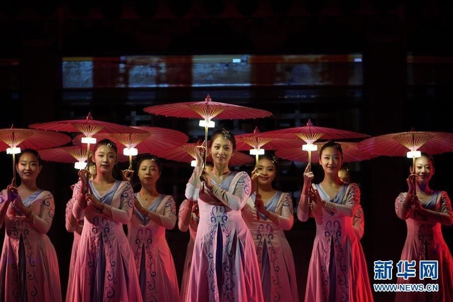 10月24日，演员在表演实景剧《那年芳华》。 河北省唐山市在南湖景区打造沉浸式实景剧《那年芳华》。该剧以南湖景区的自然景观为载体，利用光影艺术，展现了梨园人的家国情怀。