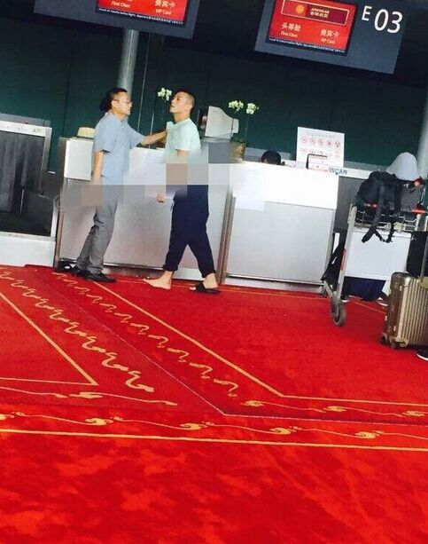 除了跟圈内相关人士的互撕外，陈冠希的脾气火爆还表现在其在私下与陌生人之间的冲突，2015年9月，陈冠希与人在上海虹桥机场与插队男子爆冲突的话题占据众多网友的微博首页，爆出的现场图也能看出冲突中发生肢体接触，连鞋子都被甩掉。但因其在做法上并无过失，反而得到众粉丝力挺，一边倒的指责插队男子的没素质。