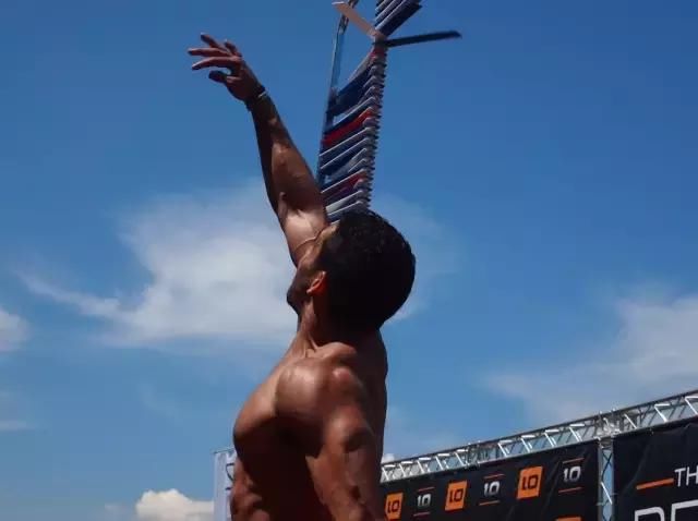 华尔街精英们脱掉衣服,四百米跑47秒,相当于国