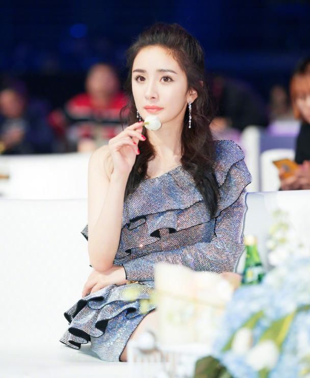 杨幂简直了,下半身两双筷子遭人妒忌,网友:看