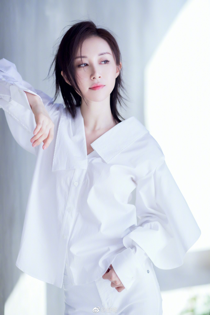 太撩人!舒畅短发干净利落 身穿白衬衫清新自然